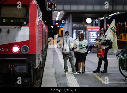 Stuttgart, Allemagne. 08th septembre 2022. Les employés font grève sur une voie ferrée à la gare centrale de Stuttgart. Dans le conflit avec SWEG Bahn Stuttgart GmbH, le syndicat allemand des conducteurs de train (GDL) a annoncé une grève d'avertissement pour le jeudi 08.09.2022. Les voyageurs doivent s'attendre à des annulations et des retards dans la circulation ferroviaire régionale dans le Bade-Wurtemberg. Credit: Christoph Schmidt/dpa/Alay Live News Banque D'Images