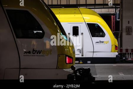Stuttgart, Allemagne. 08th septembre 2022. Deux trains régionaux sont à la gare centrale de Stuttgart. Dans le conflit avec SWEG Bahn Stuttgart GmbH, le syndicat allemand des ingénieurs (GDL) a annoncé une grève d'avertissement pour le jeudi 08.09.2022. Les voyageurs doivent s'attendre à des annulations et des retards dans la circulation ferroviaire régionale dans le Bade-Wurtemberg. Credit: Christoph Schmidt/dpa/Alay Live News Banque D'Images