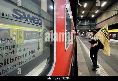 Stuttgart, Allemagne. 08th septembre 2022. Les employés font grève sur une voie ferrée à la gare centrale de Stuttgart. Dans le conflit avec SWEG Bahn Stuttgart GmbH, le syndicat allemand des conducteurs de train (GDL) a annoncé une grève d'avertissement pour le jeudi 08.09.2022. Les voyageurs doivent s'attendre à des annulations et des retards dans la circulation ferroviaire régionale dans le Bade-Wurtemberg. Credit: Christoph Schmidt/dpa/Alay Live News Banque D'Images