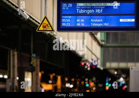 Stuttgart, Allemagne. 08th septembre 2022. L'affichage sur une piste de la gare centrale de Stuttgart montre l'annulation d'un train régional à destination de Tübingen. Dans le conflit avec SWEG Bahn Stuttgart GmbH, le syndicat allemand des conducteurs de train (GDL) a annoncé une grève d'avertissement pour le jeudi 08.09.2022. Les voyageurs doivent s'attendre à des annulations et des retards dans la circulation ferroviaire régionale dans le Bade-Wurtemberg. Credit: Christoph Schmidt/dpa/Alay Live News Banque D'Images