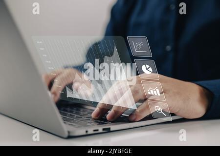 Le concept d'analyse pour de grandes quantités de données et de business intelligence. Les graphiques financiers sont affichés sur un écran simulé. Banque D'Images