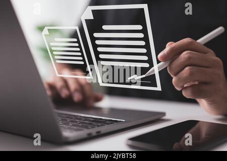 Signature électronique concept, signature électronique Un homme d'affaires utilise un stylet pour signer des documents électroniques sur un écran d'ordinateur portable virtuel. Banque D'Images