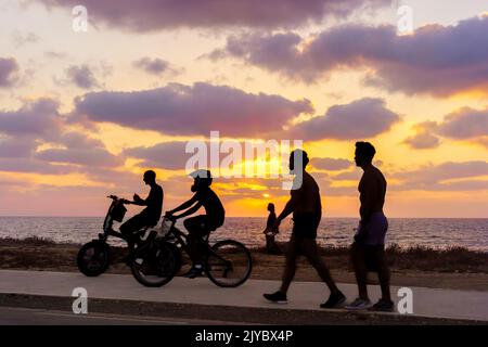Haïfa, Israël - 05 septembre 2022 : scène de coucher de soleil sur la côte de la mer Méditerranée, avec silhouette de visiteurs. Haïfa, nord d'Israël Banque D'Images