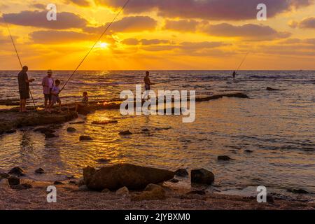 Haïfa, Israël - 05 septembre 2022: Scène de coucher de soleil sur la côte de la mer Méditerranée, avec des pêcheurs. Haïfa, nord d'Israël Banque D'Images