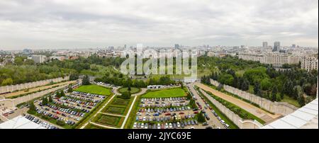 Bucarest, Roumanie - 6 septembre 2022: Panorama réalisé à partir de plusieurs images avec Bucarest, vu du Palais du Parlement, côté Parc Izvor. Banque D'Images