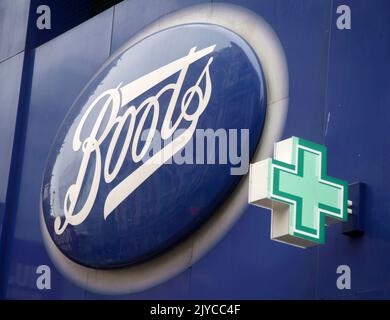 Photo du dossier datée du 29/05/18 d'une branche de Boots, en tant que médicament pour femme ménopausique doit être vendu sans ordonnance pour la première fois au Royaume-Uni. Banque D'Images