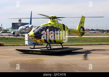 PH-LLN Eurocopter EC135 P3H Lifeliner 2 pour assistance médicale débarque à Rotterdam la Haye aux pays-Bas Banque D'Images