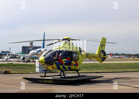 PH-LLN Eurocopter EC135 P3H Lifeliner 2 pour assistance médicale débarque à Rotterdam la Haye aux pays-Bas Banque D'Images