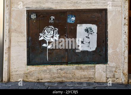 Gros plan d'un compteur de gaz rouillé avec stencil et pâte vers le haut des œuvres d'art de rue dans la vieille ville de Grosseto, Toscane, Italie Banque D'Images