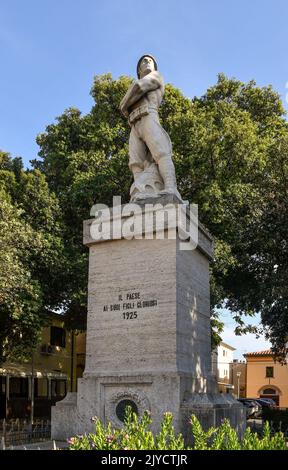 Monument aux morts de la Seconde Guerre mondiale sur la place Piazza della Vittoria, au centre de la ville côtière, San Vincenzo, Livourne, Toscane Banque D'Images