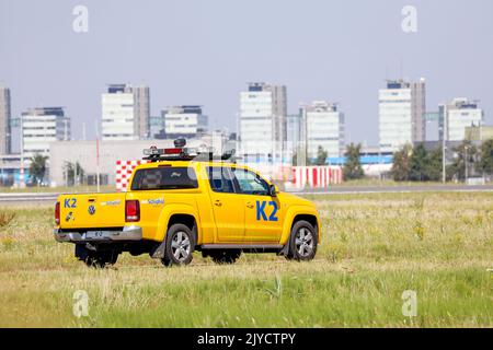 K2 véhicule d'observation d'oiseaux outre la piste d'Aalsmeerbaan sur l'aéroport d'Amsterdam Schiphol aux pays-Bas Banque D'Images