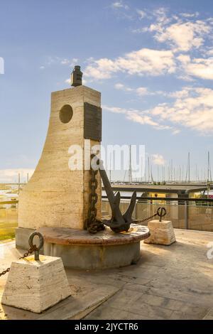 Monument aux morts de la mer sur le front de mer de San Vincenzo au coucher du soleil, Livourne, Toscane, Italie Banque D'Images