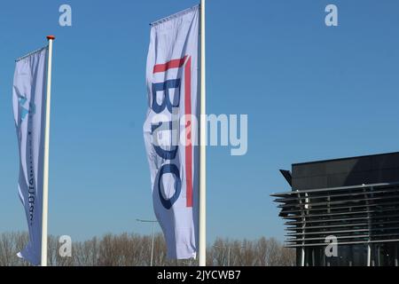 Drapeaux devant un bureau de comptabilité BDO à la Haye, pays-Bas Banque D'Images