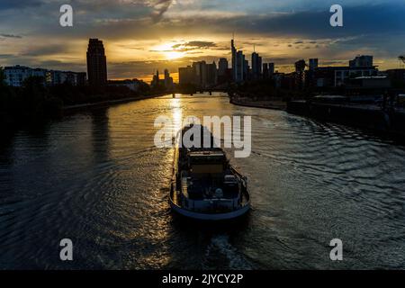 07 septembre 2022, Hessen, Francfort-sur-le-main : une barge se dirige vers l'horizon de la métropole du main. Photo: Andreas Arnold/dpa Banque D'Images