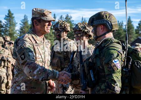 Rovaniemi, Finlande. 11th août 2022. Le général de division JP McGee, commandant général de l'armée américaine, 101st Airborne Division (Air Assault), reconnaît les soldats américains affectés au 1st Bataillon, 26th Infantry Regiment, 2nd Brigade combat Team, 101st Airborne Division (Air Assault) Et des soldats de l'armée finlandaise à la Brigade Jaeger à la suite d'un exercice d'armes combinées entre les forces américaines et finlandaises, Rovaniemi, Finlande, 11 août 2022. Crédit: Armée américaine/ZUMA Press Wire Service/ZUMAPRESS.com/Alamy Live News Banque D'Images