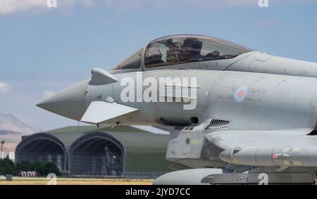 KONYA, TURKIYE - 30 JUIN 2022: Royaume-Uni Royal Air Force Eurofighter Typhoon FGR.4 (BS130/469) en train de rouler à l'aéroport de Konya pendant l'Aigle Anatolien A. Banque D'Images