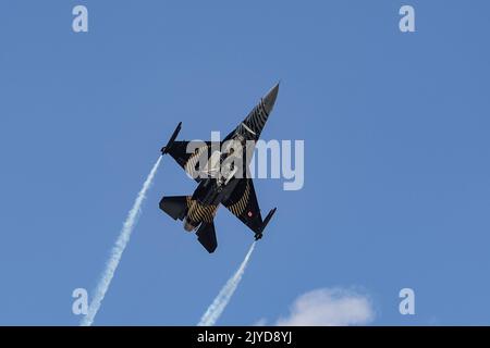 KONYA, TURKIYE - 30 JUIN 2022 : dynamique générale de la Force aérienne turque F-16C Fighting Falcon SoloTurk (4R-23) démonstration de voltige au-dessus de la dur de l'aéroport de Konya Banque D'Images