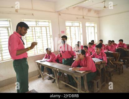 Un étudiant senior prend des cours des élèves juniors de l'école secondaire de Netaji Subhas Vidyaniketan avant la célébration de la Journée des enseignants à Agartala. La Journée des enseignants est observée au 5 septembre pour apprécier la contribution des enseignants à la société. Tripura, Inde. Banque D'Images