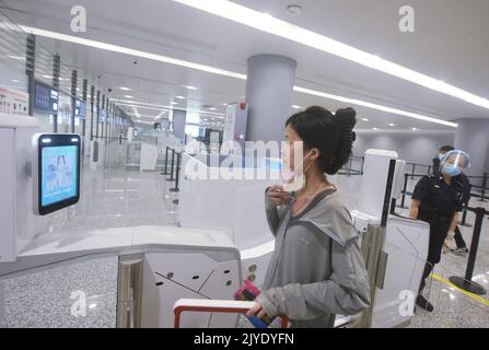 HANGZHOU, CHINE - 8 SEPTEMBRE 2022 - les passagers entrent dans le hall des départs par reconnaissance faciale à l'entrée intérieure du terminal T4 de Xiaoshan Banque D'Images