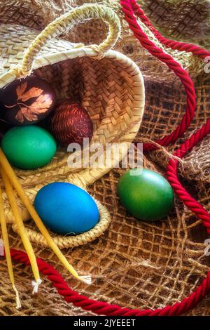 Les vacances de Pâques, oeufs de poule peints dans les couleurs traditionnelles, kulich, gâteau de fête, bougies d'église. Banque D'Images