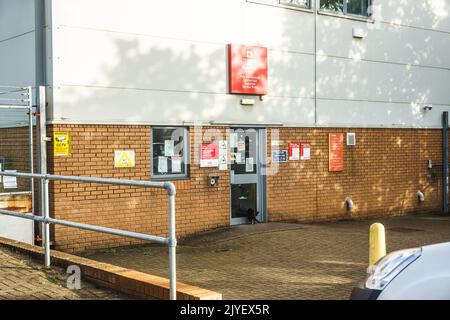 Newport Ouest (Mill St), Ggent 7 septembre 2022. Les employés de Royal Mail poursuivent leur action industrielle, qui serait la plus grande grève du Royaume-Uni depuis 12 ans. Citant des profits record de la société, les grévistes recherchent pour eux-mêmes de meilleurs salaires et de meilleures conditions de travail qui couvrent les fortes hausses du coût de la vie. Ils se sont engagés à prendre des mesures jusqu'à ce que la situation soit résolue. Crédit : Bridget Catterall / Alamy Live News. Banque D'Images