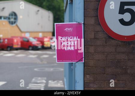 Newport Ouest (Mill St), Ggent 7 septembre 2022. Les employés de Royal Mail poursuivent leur action industrielle, qui serait la plus grande grève du Royaume-Uni depuis 12 ans. Citant des profits record de la société, les grévistes recherchent pour eux-mêmes de meilleurs salaires et de meilleures conditions de travail qui couvrent les fortes hausses du coût de la vie. Ils se sont engagés à prendre des mesures jusqu'à ce que la situation soit résolue. Ligne de piquetage officielle. Crédit : Bridget Catterall / Alamy Live News. Banque D'Images