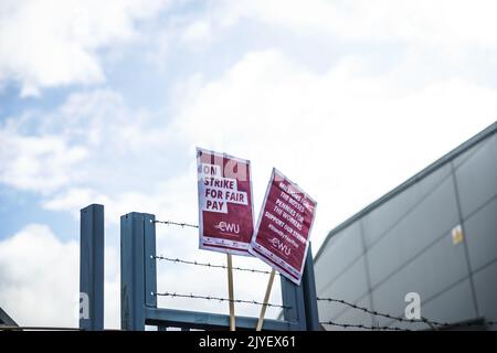 Newport Ouest (Mill St), Ggent 7 septembre 2022. Les employés de Royal Mail poursuivent leur action industrielle, qui serait la plus grande grève du Royaume-Uni depuis 12 ans. Citant des profits record de la société, les grévistes recherchent pour eux-mêmes de meilleurs salaires et de meilleures conditions de travail qui couvrent les fortes hausses du coût de la vie. Ils se sont engagés à prendre des mesures jusqu'à ce que la situation soit résolue. Crédit : Bridget Catterall / Alamy Live News. Banque D'Images