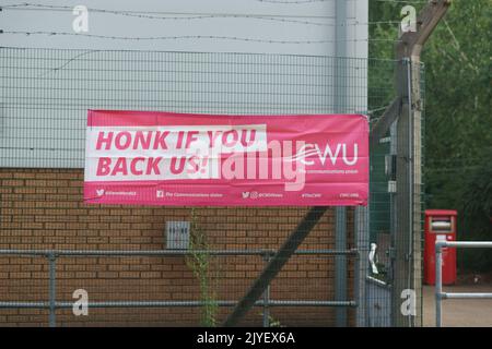 Newport Ouest (Mill St), Ggent 7 septembre 2022. Les employés de Royal Mail poursuivent leur action industrielle, qui serait la plus grande grève du Royaume-Uni depuis 12 ans. Citant des profits record de la société, les grévistes recherchent pour eux-mêmes de meilleurs salaires et de meilleures conditions de travail qui couvrent les fortes hausses du coût de la vie. Ils se sont engagés à prendre des mesures jusqu'à ce que la situation soit résolue. Crédit : Bridget Catterall / Alamy Live News. Banque D'Images