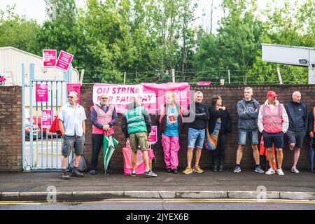 Newport Ouest (Mill St), Ggent 7 septembre 2022. Les employés de Royal Mail poursuivent leur action industrielle, qui serait la plus grande grève du Royaume-Uni depuis 12 ans. Citant des profits record de la société, les grévistes recherchent pour eux-mêmes de meilleurs salaires et de meilleures conditions de travail qui couvrent les fortes hausses du coût de la vie. Ils se sont engagés à prendre des mesures jusqu'à ce que la situation soit résolue. Crédit : Bridget Catterall / Alamy Live News. Banque D'Images