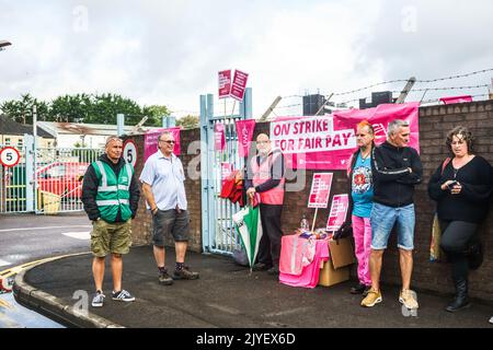 Newport Ouest (Mill St), Ggent 7 septembre 2022. Les employés de Royal Mail poursuivent leur action industrielle, qui serait la plus grande grève du Royaume-Uni depuis 12 ans. Citant des profits record de la société, les grévistes recherchent pour eux-mêmes de meilleurs salaires et de meilleures conditions de travail qui couvrent les fortes hausses du coût de la vie. Ils se sont engagés à prendre des mesures jusqu'à ce que la situation soit résolue. Crédit : Bridget Catterall / Alamy Live News. Banque D'Images