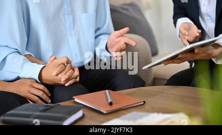 Un couple asiatique rencontre son agent immobilier pour discuter de l'acompte et finaliser un contrat d'investissement immobilier. Gros plan mains image Banque D'Images