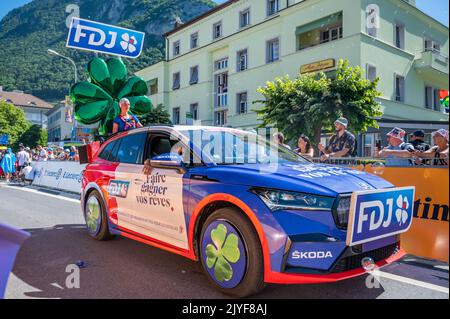 Aigle, canton du Valais, Suisse -10 juillet 2022: Passage d'une voiture publicitaire de Groupama FDJ dans la caravane du Tour de France en Suisse. P Banque D'Images