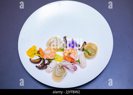 La cuisine kenyane comprend ugali, chapati, githeri, chèvre, Nyama Choma, ragoûts, samosas et sukuma wiki. Ugali est un repas de maïs, similaire au gruau américain, Banque D'Images