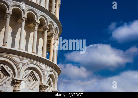La célèbre Tour penchée de Pise arches monumentales avec ciel bleu et nuages blancs Banque D'Images