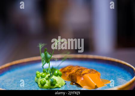 La cuisine kenyane comprend ugali, chapati, githeri, chèvre, Nyama Choma, ragoûts, samosas et sukuma wiki. Ugali est un repas de maïs, similaire au gruau américain, Banque D'Images