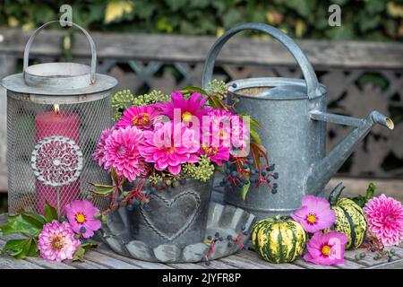 arrangement avec le bouquet de fleurs de dahlias roses, de zinnies et de cosmos en pot de zinc Banque D'Images
