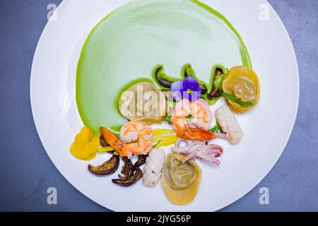 La cuisine kenyane comprend ugali, chapati, githeri, chèvre, Nyama Choma, ragoûts, samosas et sukuma wiki. Ugali est un repas de maïs, similaire au gruau américain, Banque D'Images