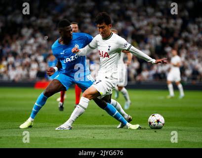 L-R Chancel Mbemba de l'Olympique de Marseille et son Leung-min de Tottenham Hotspur lors du match de football de la Ligue des champions de l'UEFA entre Tottenham Hots Banque D'Images