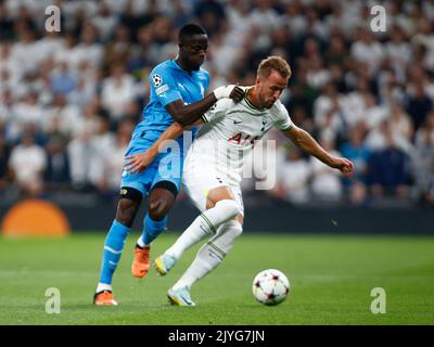 Harry Kane de Tottenham Hotspur détient Eric Bailly (en prêt de Manchester United) de l'Olympique de Marseille pendant le championnat de football de l'UEFA Banque D'Images