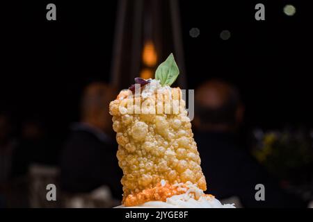 La cuisine kenyane comprend ugali, chapati, githeri, chèvre, Nyama Choma, ragoûts, samosas et sukuma wiki. Ugali est un repas de maïs, similaire au gruau américain, Banque D'Images
