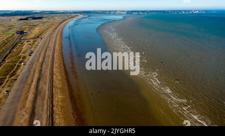 Vue aérienne de Sandwich Bay et du Royal St George's Golf Linx, en direction de Pegwell Bay et de l'embouchure de la rivière Stour, Kent Banque D'Images