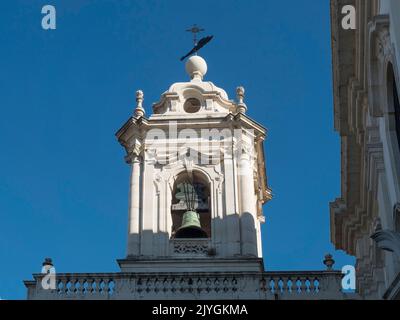 VEW d'Igreja da Graca clocher de l'église blanche, Convento de Nossa Senhora da Graca, couvent des religieuses à Lisbonne, Portugal. Banque D'Images