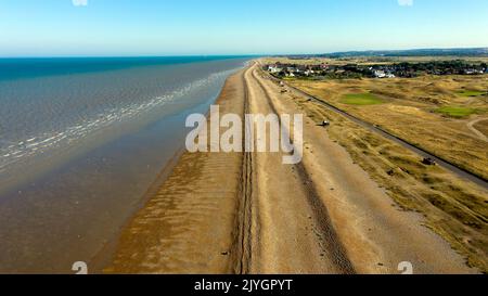 Vue aérienne de Sandwich Bay Estate, Kent, vers Deal. Banque D'Images