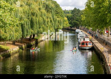 Bateaux amarrés pour enfants kayak, rivière Wensum, Norwich, Norfolk, Angleterre, Rive britannique à tréeled Banque D'Images