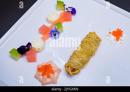 La cuisine kenyane comprend ugali, chapati, githeri, chèvre, Nyama Choma, ragoûts, samosas et sukuma wiki. Ugali est un repas de maïs, similaire au gruau américain, Banque D'Images