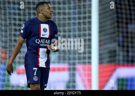 Kylian Mbappe de Paris Saint-Germain FC regarde pendant le match de l'UEFA Champions League Groupe H entre Paris Saint Germain FC et Juventus FC au Parc des Princes sur 6 septembre 2022 à Paris, France . Banque D'Images