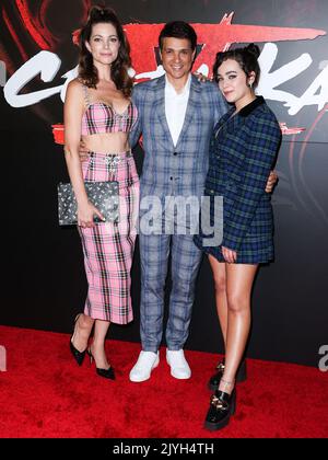 LOS ANGELES, CALIFORNIE, États-Unis - SEPTEMBRE 07 : Courtney Henggeler, Ralph Macchio et Mary Mouser arrivent à la première de Los Angeles de la saison 5 'Cobra Kai' de Netflix qui s'est tenue au parc historique national de Los Angeles sur 7 septembre 2022 à Los Angeles, Californie, États-Unis. (Photo de Xavier Collin/image Press Agency) Banque D'Images