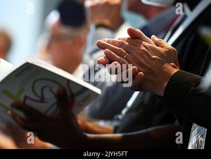 Karlsruhe, Allemagne. 08th septembre 2022. Lors de l'Assemblée du Conseil oecuménique des Eglises (COE) en 11th, une prière du matin est organisée le dernier jour de l'événement. Un participant plie les mains. Pendant une semaine, 4 000 chrétiens du monde entier ont débattu des questions actuelles et ont réfléchi à l'avenir de la communauté chrétienne à Karlsruhe. Credit: Uli Deck/dpa/Alay Live News Banque D'Images