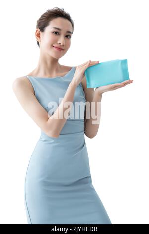 Belle jeune femme chinoise montrant une lingette humide Banque D'Images