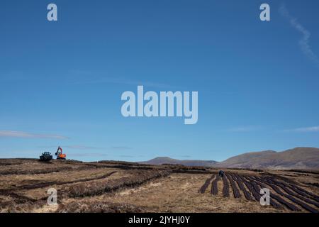 Un creuseur et une trémie sur une tourbière sur la côte de l'Irlande de l'Ouest Banque D'Images